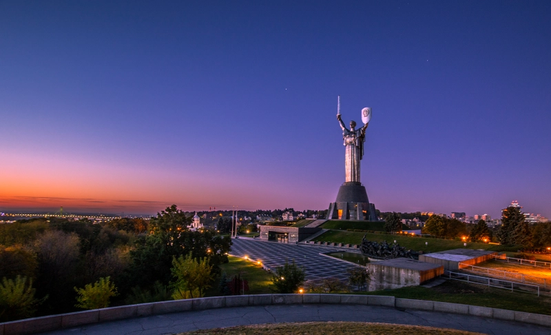 False: Drones displayed an aggressive message next to Ukraine's Motherland Monument against Russian warships.
