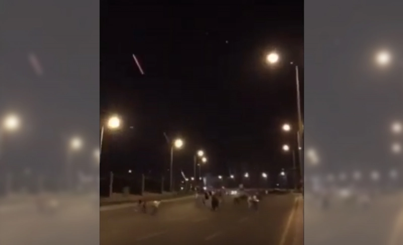 False: A video shows a Russian military helicopter firing at civilians in Kyiv at night.