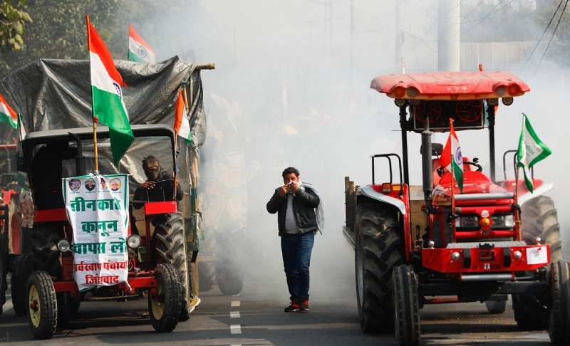 True: Toilets and water supply were withdrawn from the farmers' protest site.