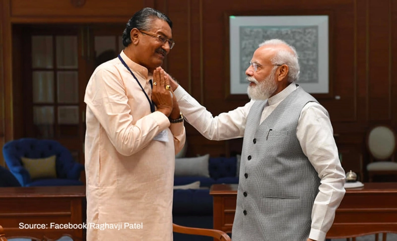 False: An image shows Prime Minister Narendra Modi had earlier met the Morbi bridge contractor.