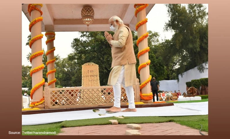 False: Indian PM Narendra Modi is always accompanied by a photographer who works for him.