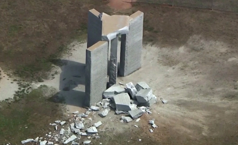 False: The Georgia Guidestones monument collapsed due to an earthquake.