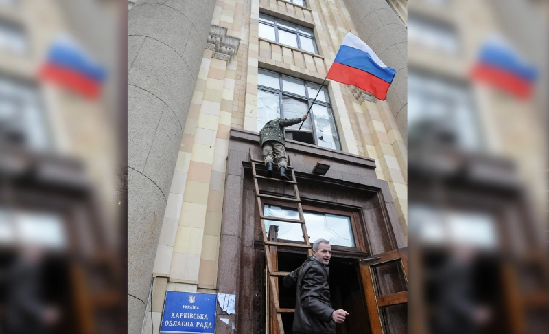 False: In 2022, Russian troops hoisted a flag on a public building in Kharkiv, Ukraine.