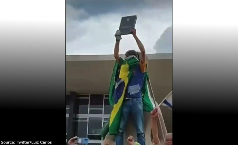 Misleading: Supporters of Jair Bolsonaro stole original copy of the Brazil 1988 Constitution.