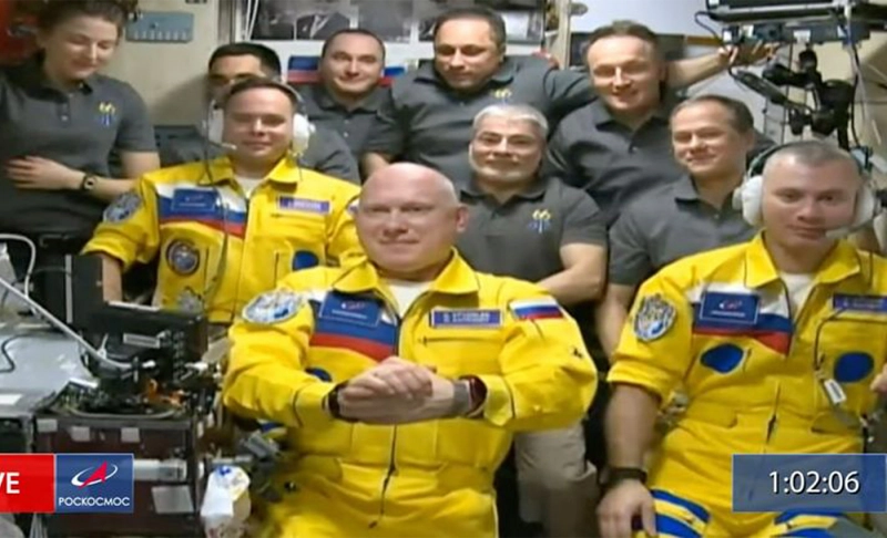 False: Three Russian astronauts arrived at the International Space Station wearing yellow suits with blue details to show their support for Ukraine.