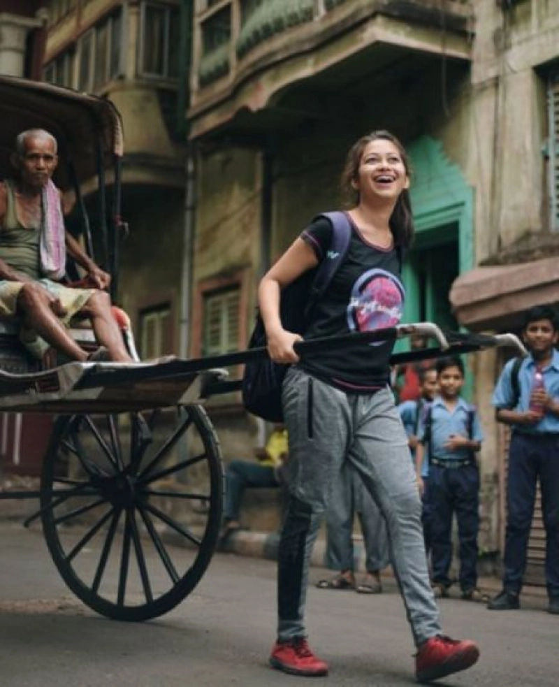 False: An IAS topper pulled a hand rickshaw introducing her father to the world.