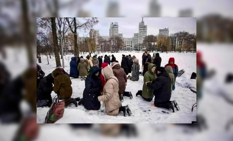 False: An image shows people in Ukraine praying in the snow amid conflict with Russia.