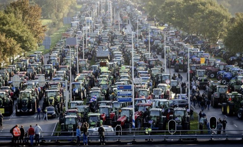 False: The image shows farmers blocking the highway with tractors in the Netherlands to protest against government plans to cut nitrogen emissions.