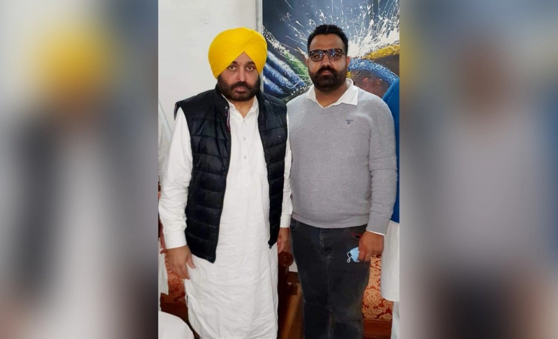 False: This image shows Punjab Chief Minister Bhagwant Mann with Goldy Brar, who has claimed responsibility for singer Sidhu Moose Wala's murder.