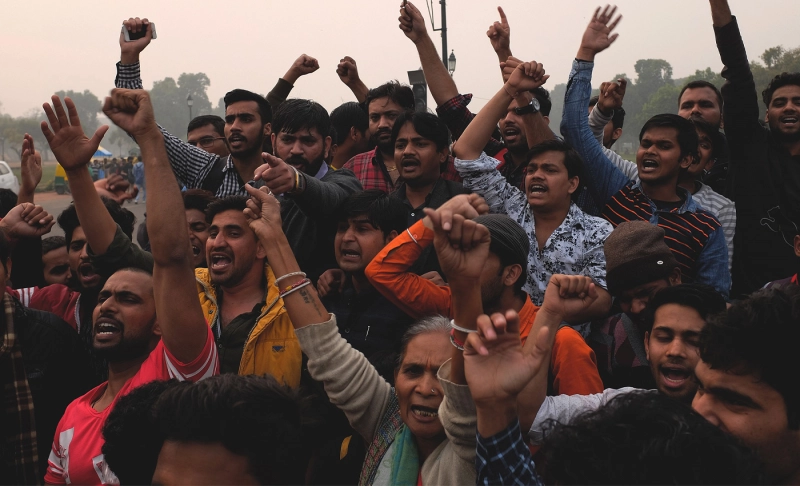False: A video shows hooligans wearing red caps preparing to cause violence in Etawah, Uttar Pradesh.