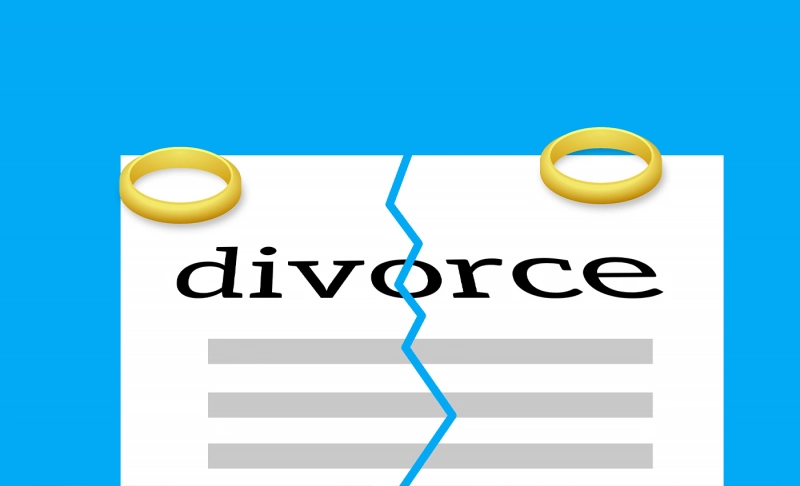 True: IAS officer Tina Dabi has divorced her husband.