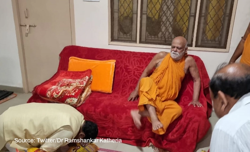 False: Hindu monk Jagadguru Shankaracharya refused to let Dalit BJP MP Ram Shankar Katheria touch his feet.