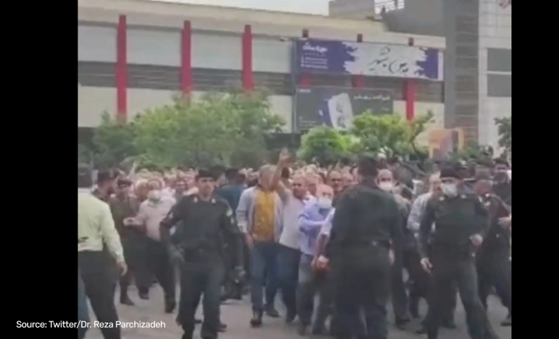 False: Iranian security officers were supporting the anti-hijab protesters in Tabriz, Iran.