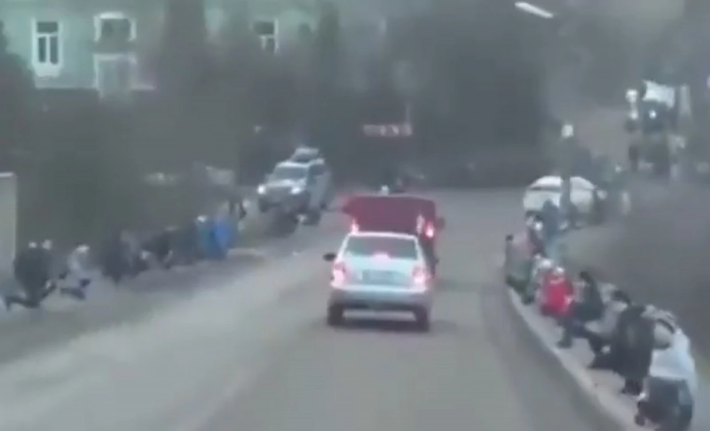 False: This video shows Ukrainians kneeling on the sidewalk as a vehicle transports a crucifix from a cathedral in Kyiv amid Russia's invasion.