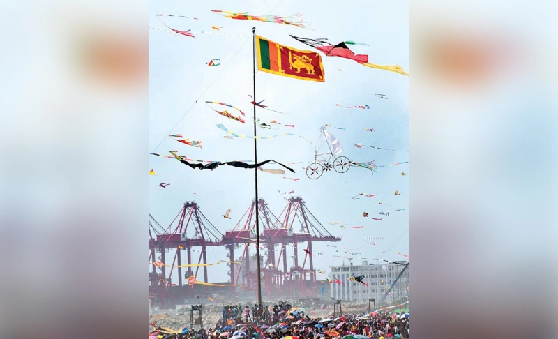 False: An image shows Sri Lankan civilians flying kites to interfere with the military helicopters at Galle Face Green.