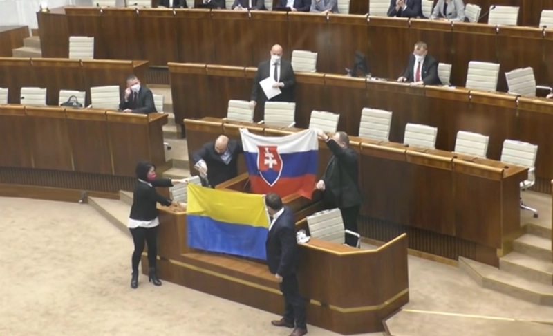 Misleading: A video shows two Slovak lawmakers pouring water on the Ukrainian flag in an act of support for Russia amid its invasion of Ukraine.