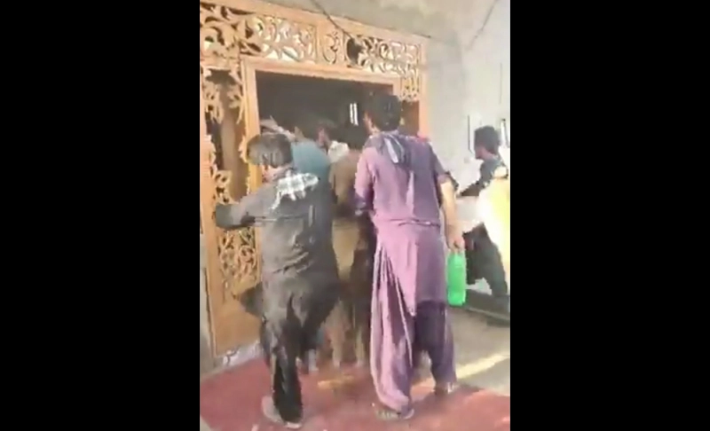 False: A video shows a mob vandalizing a Hindu temple and attacking a priest in Karachi, Pakistan.