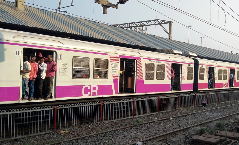 False: Passengers barge into Dombivli railway station amid COVID-19 restrictions.