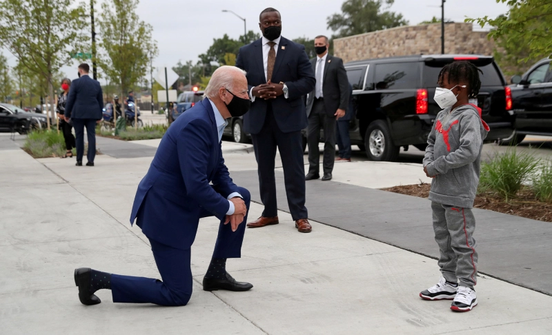 False: Joe Biden knelt in front of George Floyd's daughter and apologized to her.