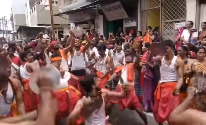 False: A video shows people in Varanasi celebrating after a Shivling was discovered in the Gyanavapi Mosque.