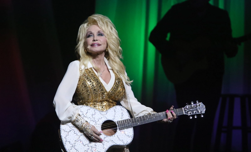 True: Dolly Parton supported the Moderna COVID-19 vaccine research with a $1 million donation.