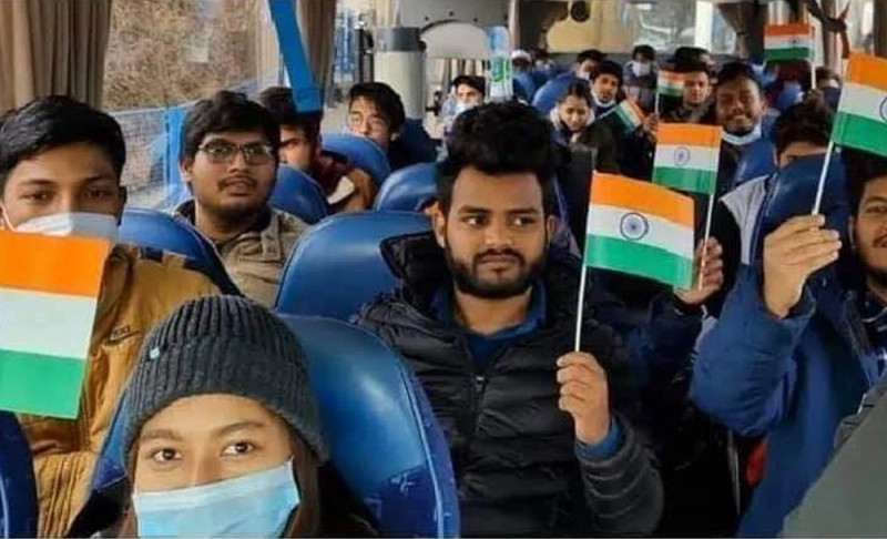 False: An image shows Pakistani students using the Indian flag to escape Ukraine.