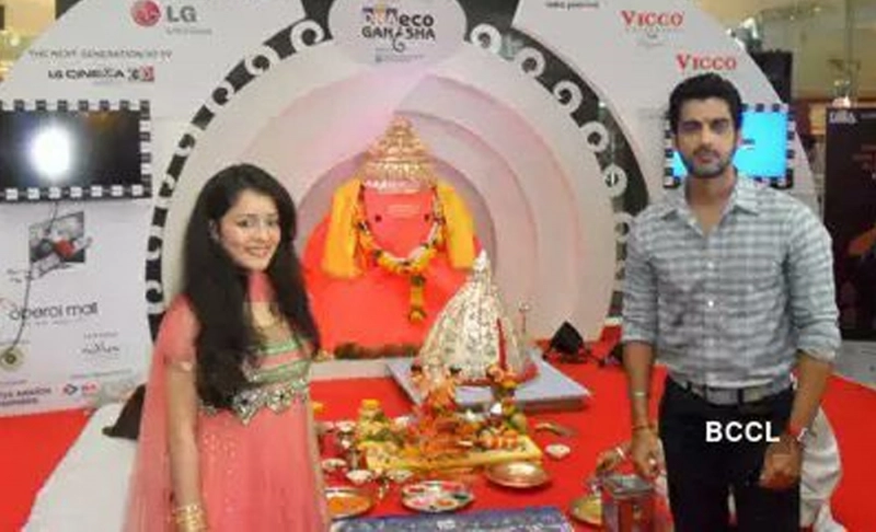 False: This image shows Indian television actors worshipping Lord Ganpati at Lulu mall in Lucknow, Uttar Pradesh.
