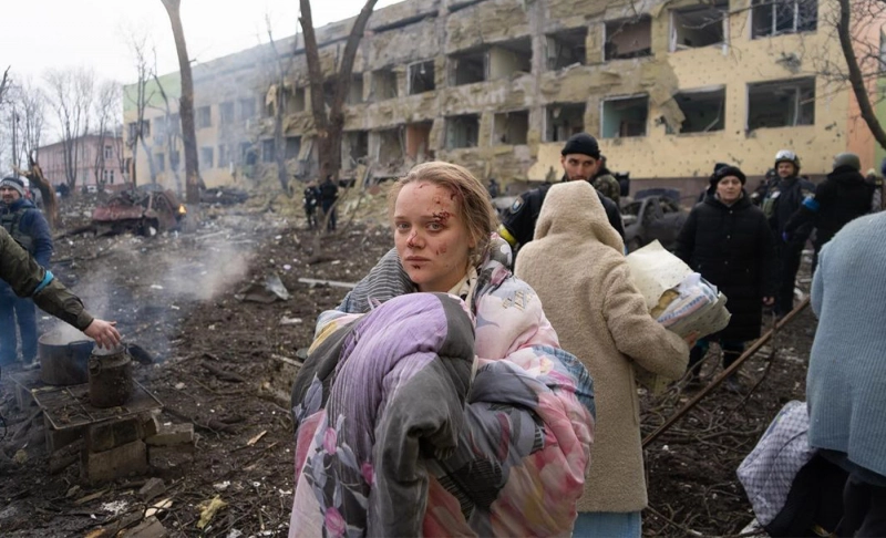 False: Ukraine hired pregnant models to claim that Russia bombed an operating maternity hospital in Mariupol.