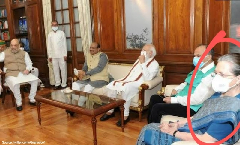False: This photo shows BJP and Congress leaders holding a 